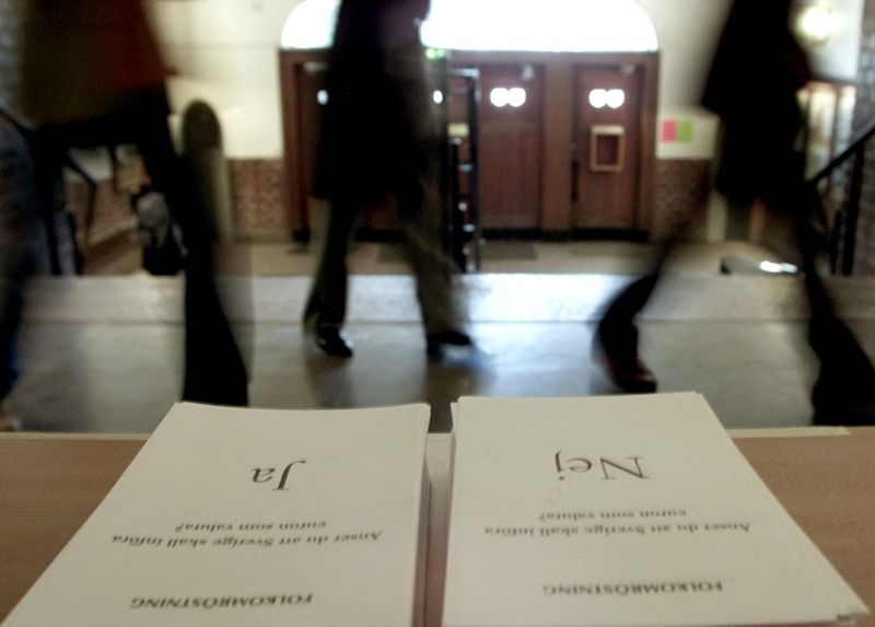 &copy; Reuters. FILE PHOTO: People pass by ballot papers at a polling station in Stockholm during a September 14, 2003 referendum on whether Sweden should join the euro zone./File Photo