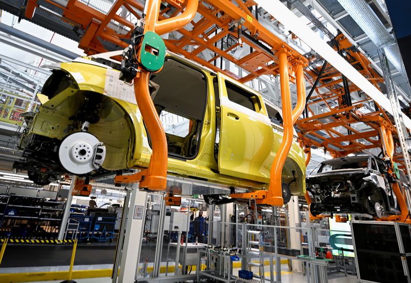 &copy; Reuters. 　９月１３日、独ＤＰＡ通信によると、フォルクスワーゲンは、電気自動車需要の低迷を理由に、東部ザクセン州にあるツビッカウ工場で人員削減を検討している。ハノーバーの向上で昨年