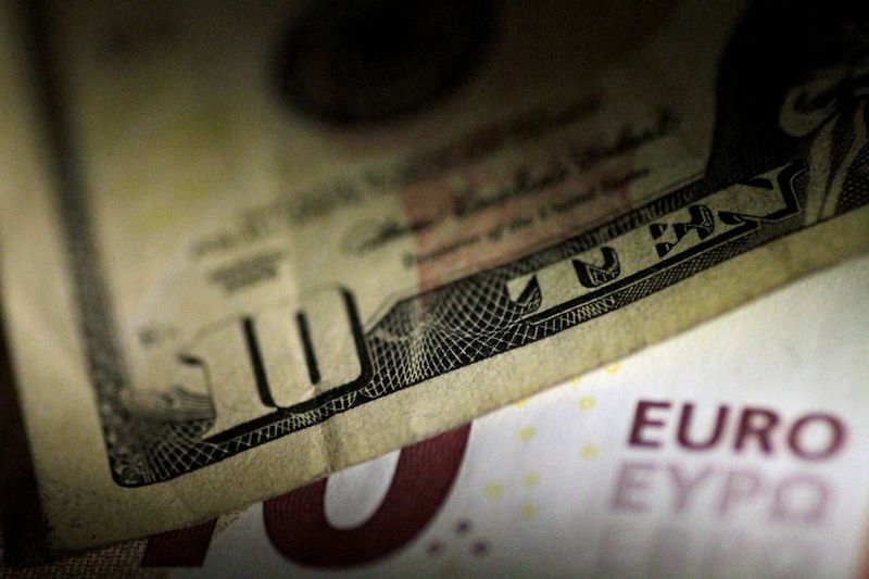 © Reuters. FILE PHOTO: U.S. Dollar and Euro notes are seen in this June 22, 2017 illustration photo.   REUTERS/Thomas White/Illustration/File Photo