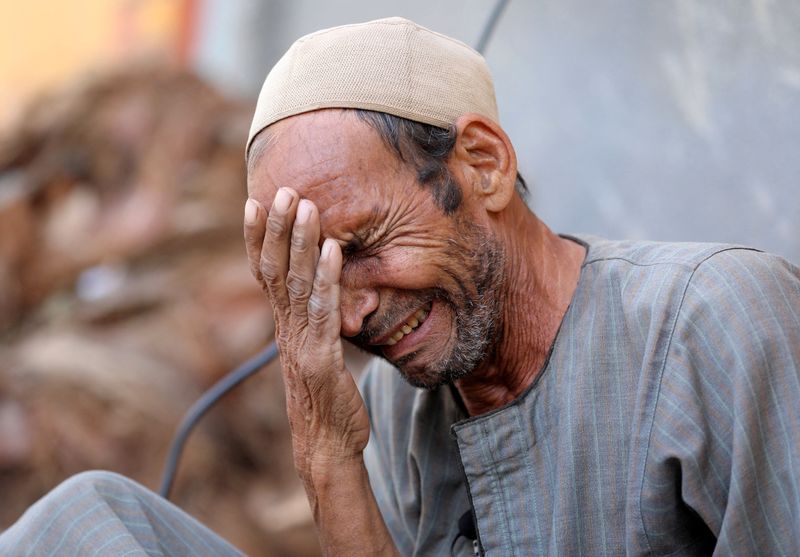 © Reuters. Hassan El Salheen, weeps after burying the repatriated body of his son, Aly, who died along with his three cousins in Libya after Storm Daniel hit the country, at Al Sharief village in Bani Swief province, Egypt September 13, 2023. REUTERS/Mohamed Abd El Ghany