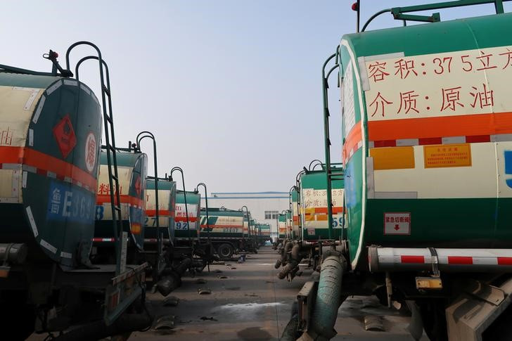 © Reuters. Oil tankers are seen in Shandong Haike Group in Dongying, Shandong province, China January 11, 2017. Picture taken January 11, 2017. REUTERS/Aizhu Chen