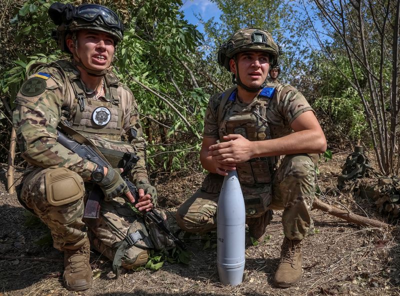 &copy; Reuters. Ukrainian servicemen of the Spartan Brigade of the National Guard of Ukraine prepare a shell for a D-30 howitzer at a position at a front line, amid Russia's attack on Ukraine, in Zaporizhzhia region, Ukraine September 13, 2023. REUTERS/Oleksandr Ratushni