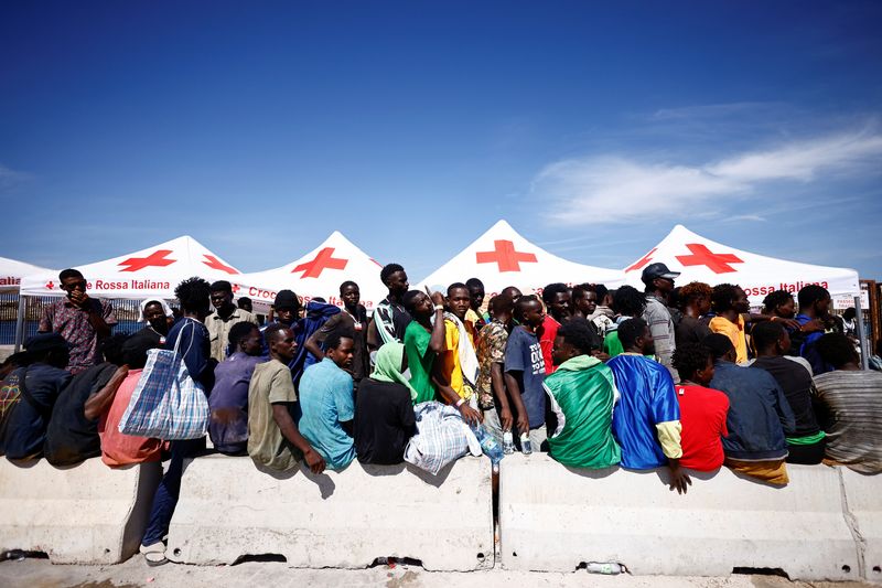 &copy; Reuters. Migrants wait at the port to be transferred to the mainland, on the Sicilian island of Lampedusa, Italy, September 14, 2023. REUTERS/Yara Nardi/File photo