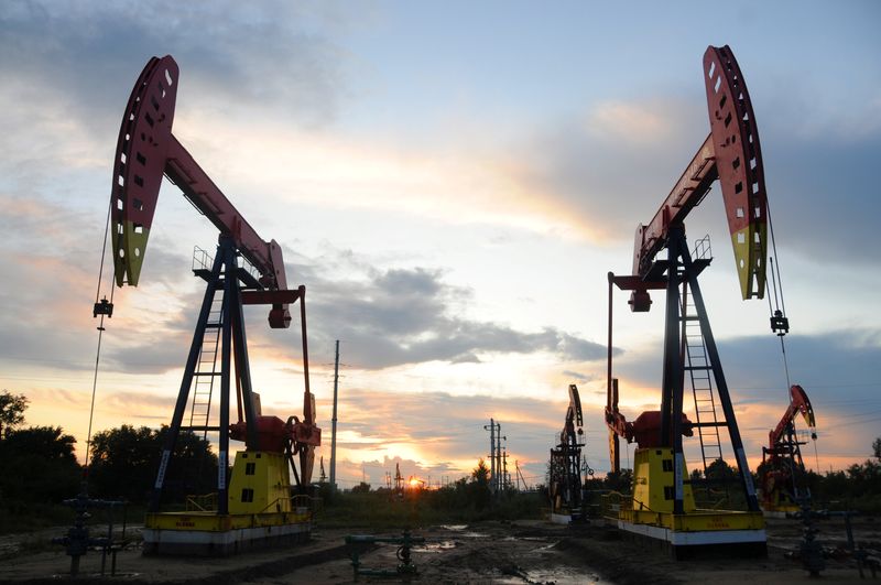 &copy; Reuters. FOTO DE ARCHIVO: Balancines petroleros se ven durante la puesta de sol en el campo petrolífero de Daqing en la provincia de Heilongjiang, China. 22 de agosto, 2019.  REUTERS/Stringer