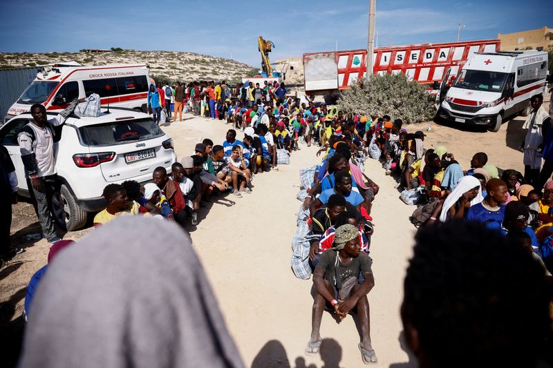 &copy; Reuters. Des personnes migrantes attendent d'être transférées sur le continent, depuis l'île de Lampedusa en Italie. /Photo prise le 14 septembre 2023/REUTERS/Yara Nardi     