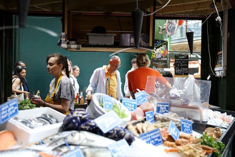 &copy; Reuters. FILE PHOTO: People shop at Borough Market in London, Britain July 19, 2023. REUTERS/Anna Gordon/File Photo