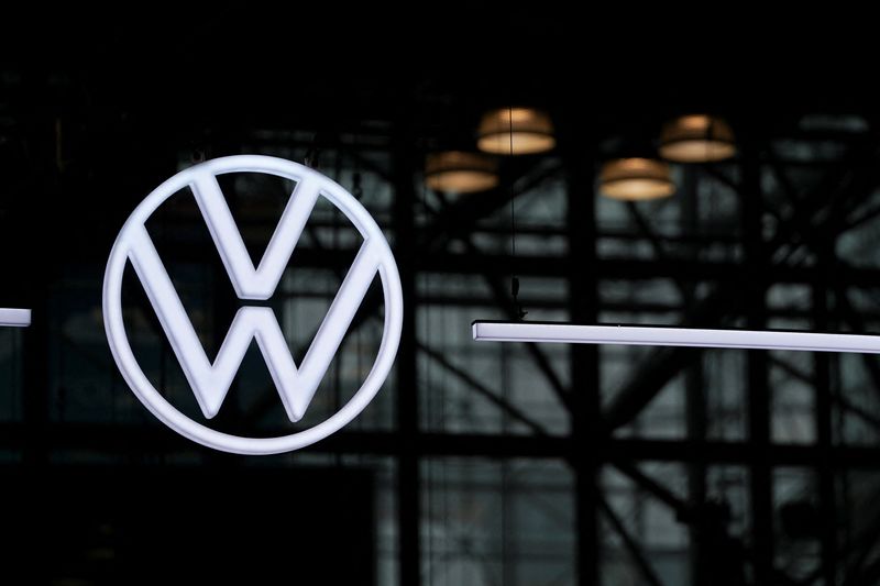 &copy; Reuters. Il logo Volkswagen visibile durante il New York International Auto Show, a Manhattan, New York City, Stati Uniti, 5 aprile 2023. REUTERS/David 'Dee' Delgado/Foto d'archivio