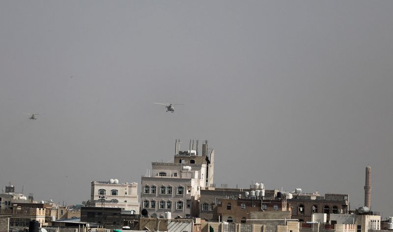 &copy; Reuters. مروحيات عسكرية يديرها الحوثيون تحلق فوق صنعاء في صورة من أرشيف رويترز.