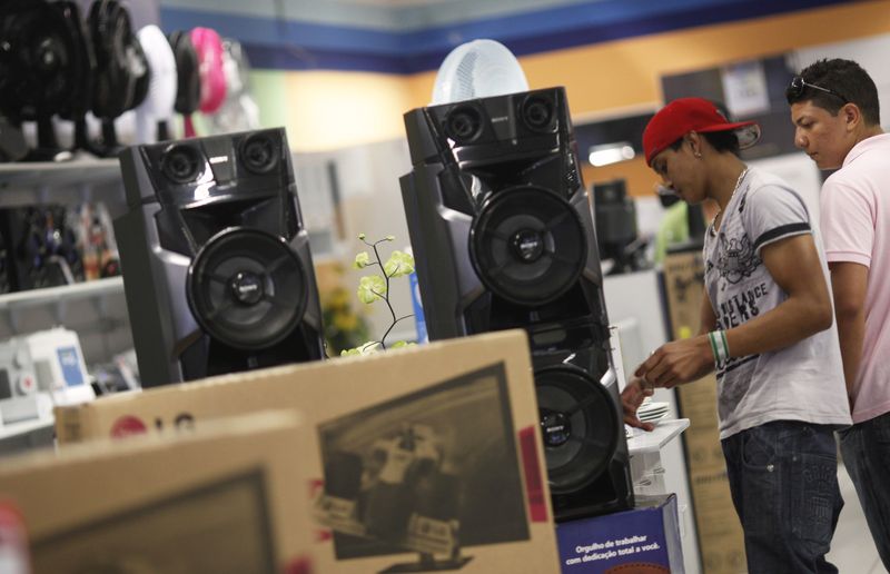 &copy; Reuters. Customers look at speakers at a Casas Bahia store in Sao Paulo February 7, 2013. REUTERS/Nacho Doce/File photo