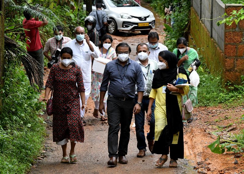 &copy; Reuters. Rastreadores do vírus Nipah coletam amostras de morcegos e frutas na Índia 
 13/9/2023   REUTERS/Stringer