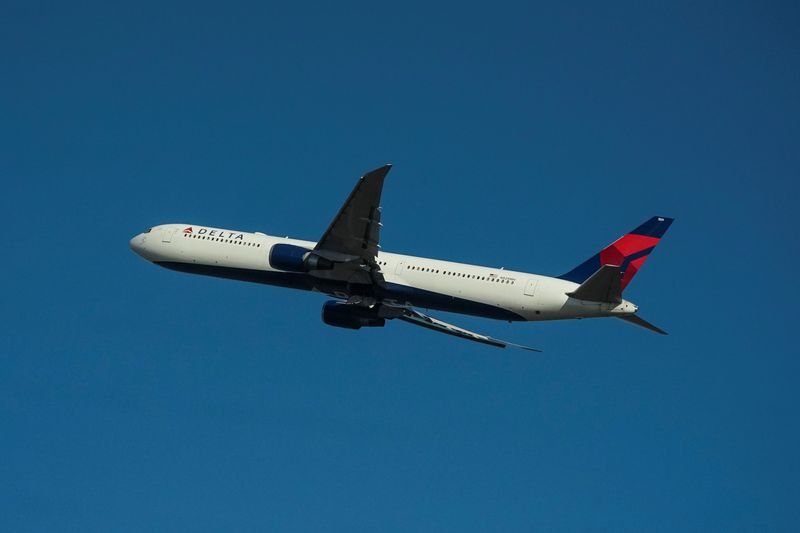 &copy; Reuters. FILE PHOTO: A Delta Air Lines jet departs Hartsfield-Jackson Atlanta International Airport in Atlanta, Georgia, U.S. December 22, 2021. REUTERS/Elijah Nouvelage