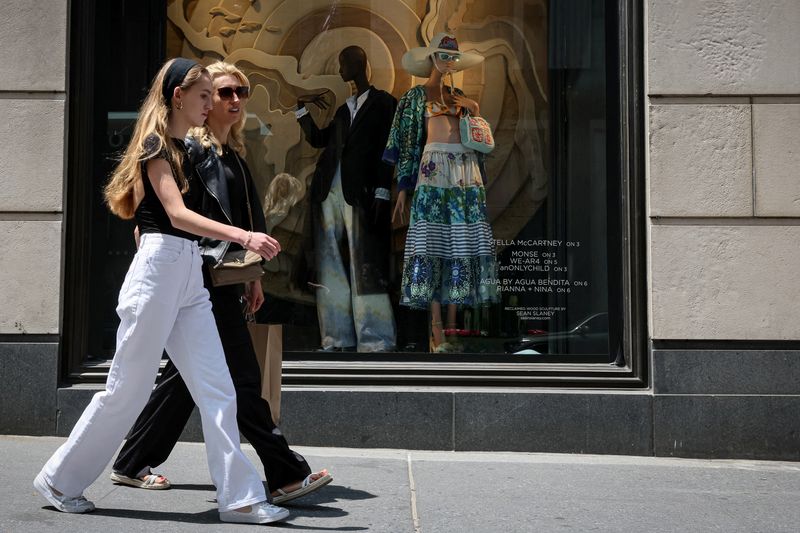 &copy; Reuters. Des passantes dans une rue commerçante de New York. /Photo prise le 30 mai 2023/REUTERS/Brendan McDermid