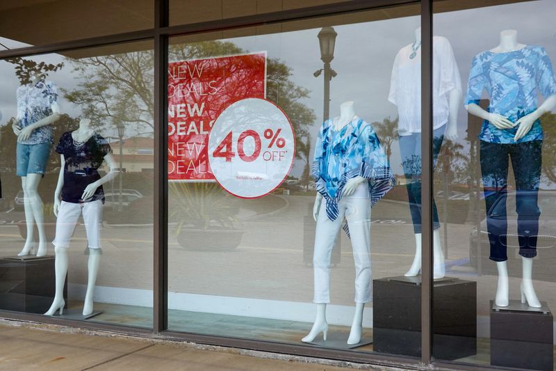 &copy; Reuters. FILE PHOTO: A sale sign greets shoppers at a retail store in Carlsbad, California, U.S., May 25, 2023. REUTERS/Mike Blake/File Photo