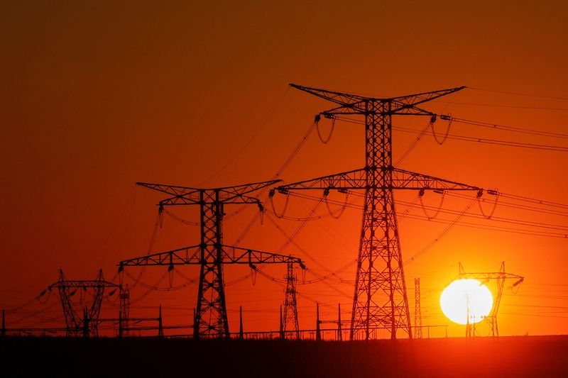 &copy; Reuters. FILE PHOTO: Electricity pylons of high-voltage electrical power lines are seen during sunset, in Gavrelle, near Arras, France, April 3, 2023. REUTERS/Pascal Rossignol