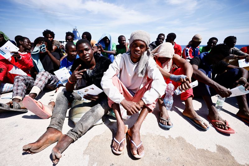 &copy; Reuters. Imigrantes aguardam transferência ao continente na ilha de Lampedusa, na Itália
14/09/2023 REUTERS/Yara Nardi