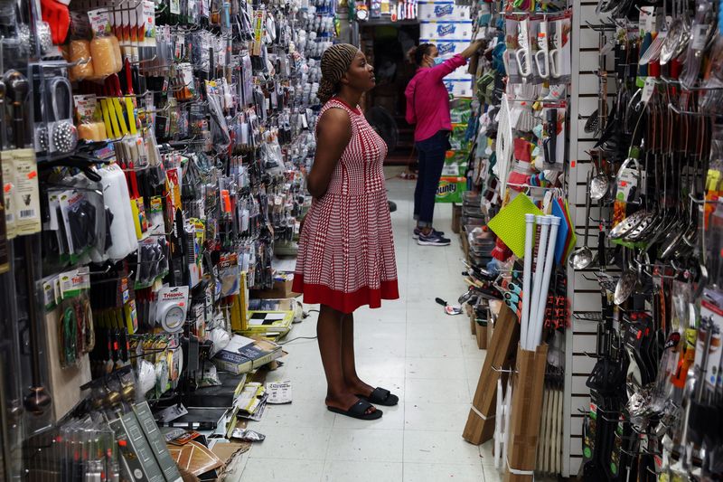 &copy; Reuters. People shop at a 99 Cents retail store in the Bronx borough of New York City, U.S., July 13, 2022. REUTERS/Shannon Stapleton/File Photo