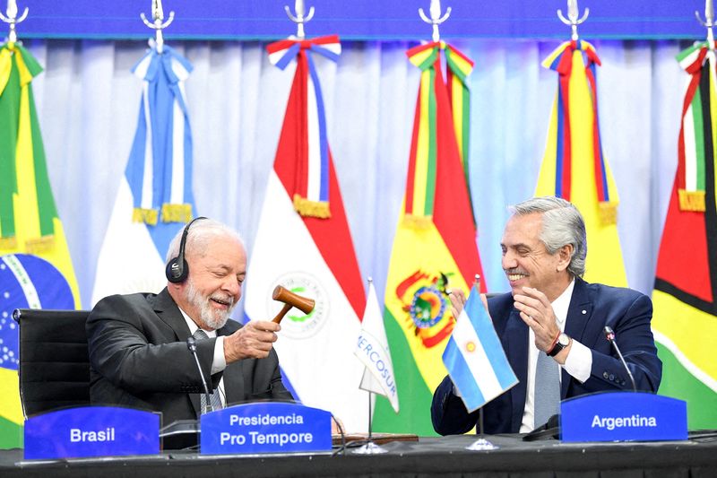 &copy; Reuters. FILE PHOTO: Brazil's President Luiz Inacio Lula da Silva and his Argentine counterpart Alberto Fernandez attend a summit of leaders of the Mercosur group, in Puerto Iguazu, Argentina July 4, 2023. Maria Eugenia Cerutti/Argentine Presidency/Handout via REU