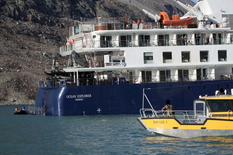 &copy; Reuters. Vista do Ocean Explorer, um navio de cruzeiro de luxo transportando 206 pessoas que encalhou, em Alpefjord, Groenlândia
13/09/2023
Força Aérea Dinamarquesa/Comando Ártico/Folheto via REUTERS