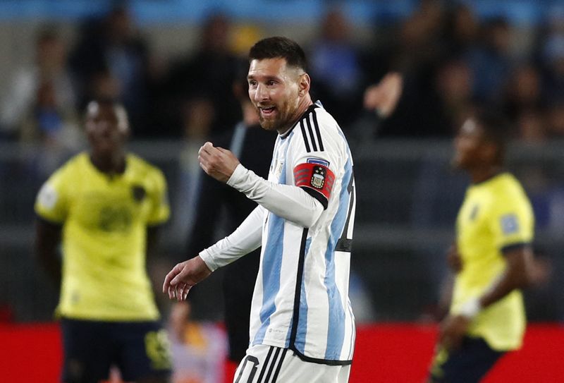 &copy; Reuters. ليونيل ميسي نجم المنتخب الأرجنتيني خلال مباراة فريقه أمام منتخب الإكوادور ضمن تصفيات أمريكا الجنوبية لكأس العالم في السابع من سبتمبر أيلول