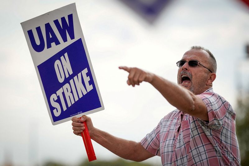 &copy; Reuters. FILE PHOTO: A General Motors assembly worker pickets outside the General Motors Bowling Green plant during the United Auto Workers (UAW) national strike in Bowling Green, Kentucky, U.S., October 10, 2019.  REUTERS/Bryan Woolston/File Photo