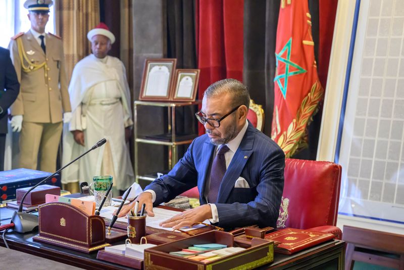 &copy; Reuters. العاهل المغربي الملك محمد السادس يترأس اجتماعا يوم الخميس لمناقشة خطط إيواء المتضررين من زلزال مراكش بالقصر الملكي في الرباط. صورة لرويترز 