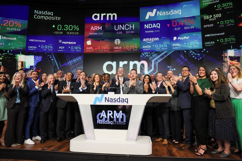 © Reuters. Arm CEO Rene Haas and executives cheer, as Softbank's Arm, chip design firm, holds an initial public offering (IPO) at Nasdaq Market site in New York, U.S., September 14, 2023. REUTERS/Brendan McDermid