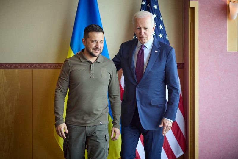 &copy; Reuters. FILE PHOTO: Ukraine's President Volodymyr Zelenskiy and U.S. President Joe Biden speak during the G7 leaders' summit in Hiroshima, Japan May 21, 2023. Ukrainian Presidential Press Service/Handout via REUTERS/File Photo