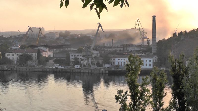 © Reuters. FILE PHOTO: Smoke rises from the shipyard that was reportedly hit by Ukrainian missile attack in Sevastopol, Crimea, in this still image from video taken September 13, 2023. REUTERS TV via REUTERS