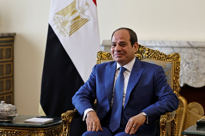 © Reuters. الرئيس المصري عبد الفتاح السيسي خلال اجتماع في القاهرة يوم الخميس. صورة لرويترز من ممثل لوكالات الأنباء. 