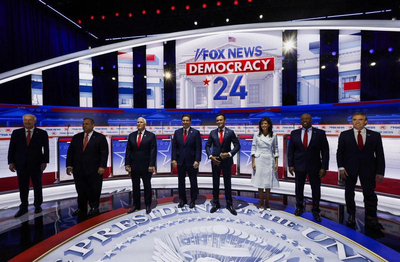 &copy; Reuters. FILE PHOTO: Former Arkansas Governor Asa Hutchinson, former New Jersey Governor Chris Christie, former U.S. Vice President Mike Pence, Florida Governor Ron DeSantis, businessman Vivek Ramaswamy, former South Carolina Governor Nikki Haley, U.S. Senator Tim