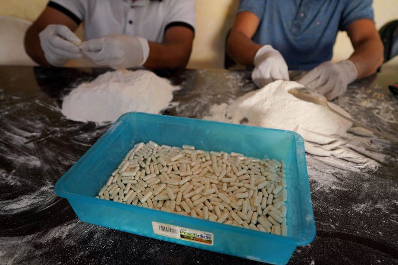 &copy; Reuters. FILE PHOTO: Members of the Sinaloa Cartel prepare capsules with methamphetamine in a safe house in Culiacan, Mexico, April 4, 2022. REUTERS/Alexandre Meneghini/File Photo
