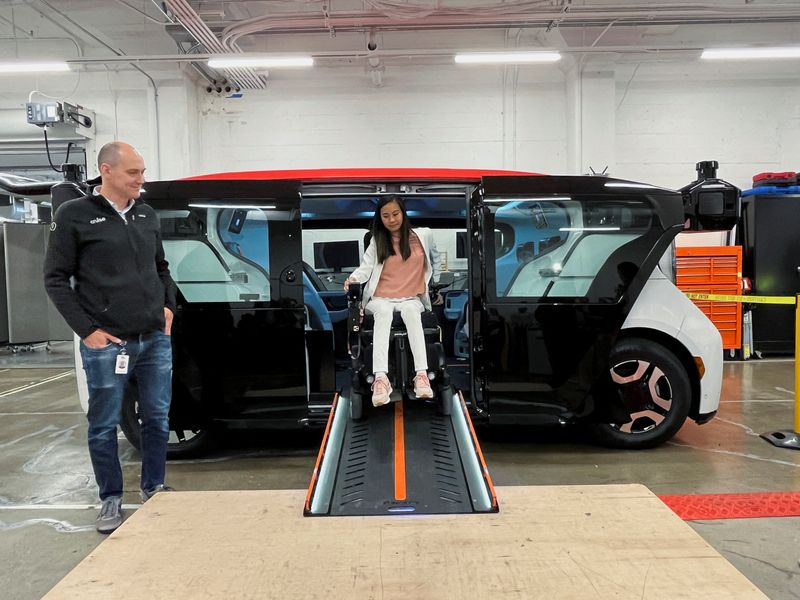 © Reuters. General Motors' Cruise unveils wheelchair-accessible robotaxi at an event in San Francisco, California, U.S., September 14, 2023.   REUTERS/Abhirup Roy