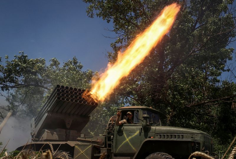 &copy; Reuters. FILE PHOTO: Ukrainian servicemen of the 59th Separate Motorised Infantry Brigade of the Armed Forces of Ukraine fire a BM-21 Grad multiple launch rocket system towards Russian troops near a front line, amid Russia's attack on Ukraine, near the town of Avd