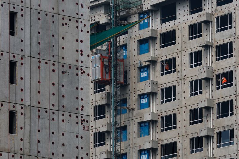 &copy; Reuters. 　９月１５日、中国国家統計局が発表したデータによると、８月の新築住宅価格は過去１０カ月で最も大幅な下落となった。写真は集合住宅の建設現場。北京で６日撮影（２０２３年　ロイ