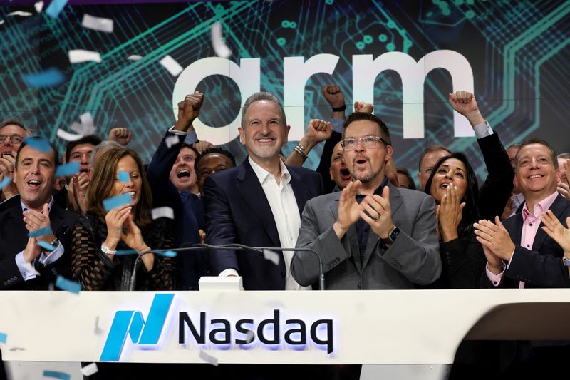 &copy; Reuters. FILE PHOTO: Arm CEO Rene Haas rings the opening bell, as Softbank's Arm, chip design firm, holds an initial public offering (IPO) at Nasdaq Market site in New York, U.S., September 14, 2023. REUTERS/Brendan McDermid/File Photo