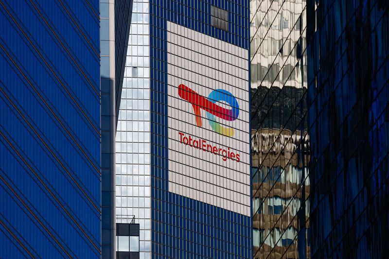 &copy; Reuters. Photo d'archives: Le logo de la société pétrolière et gazière française TotalEnergies est visible sur le gratte-ciel du siège de la société dans le quartier financier et des affaires de la Défense, près de Paris, en France. /Photo prise le 14 s