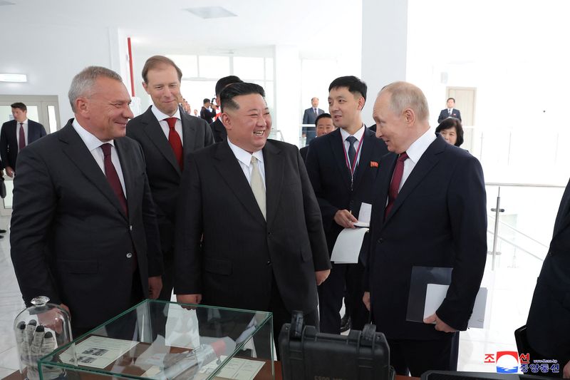 &copy; Reuters. North Korean leader Kim Jong Un and Russia's President Vladimir Putin talk during a tour, in Russia, September 13, 2023 in this image released by North Korea's Korean Central News Agency.   KCNA via REUTERS/File Photo