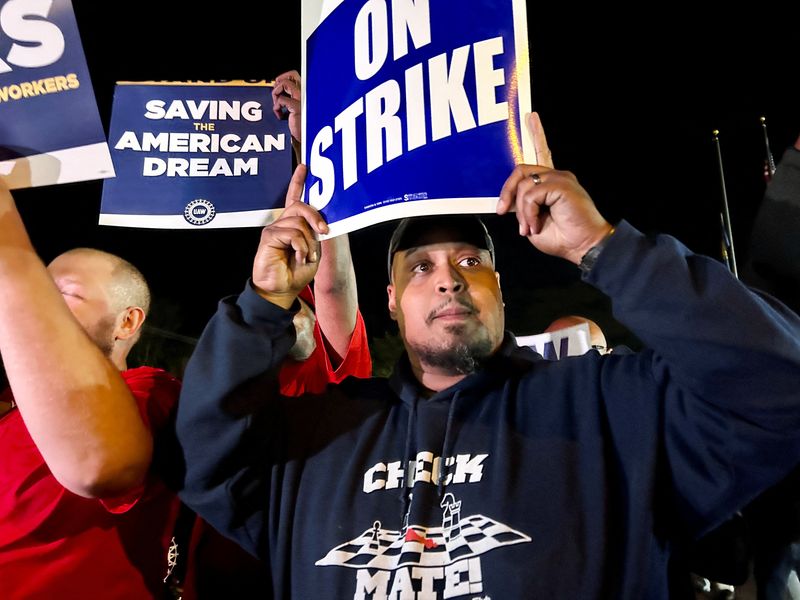 &copy; Reuters. United Auto Workers hold up strike signs as their fellow union members walk out of the job at the Ford Michigan Assembly Plant in Wayne, Michigan, U.S., September 15, 2023. REUTERS/Eric Cox