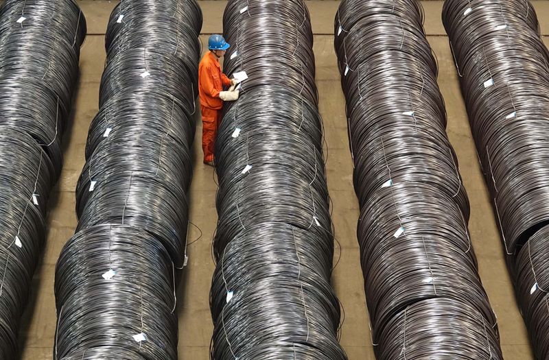 &copy; Reuters. 　９月１５日、中国国家統計局が発表した８月の粗鋼生産は前月比４．８％減の８６４１万トンと、予想以上に減少した。写真は２０１７年５月、遼寧省大連で撮影（２０２３年　ロイター