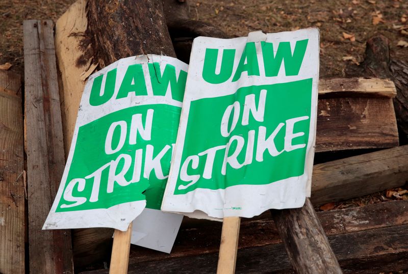 &copy; Reuters. Cartelli con la scritta "Uaw in sciopero" su una pila di legna fuori dall'impianto di assemblaggio di Hamtramck di General Motors Detroit, Michigan, Stati Uniti, 25 ottobre 2019.   REUTERS/Rebecca Cook/File Photo