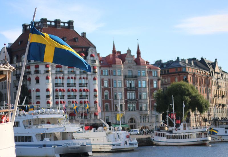 © Reuters. A Swedish flag flutters in front of residential houses in Stockholm, Sweden, September 14, 2023. REUTERS/Marie Mannes