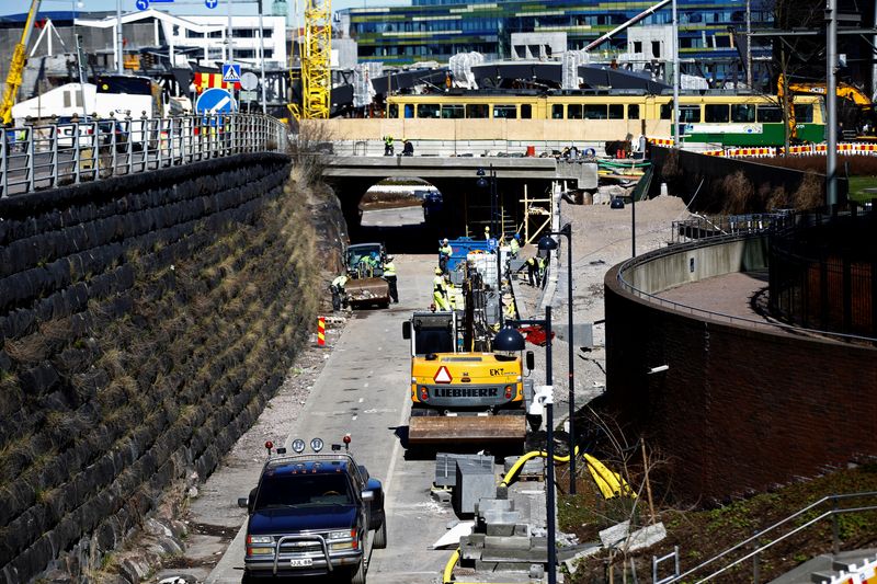 © Reuters. FILE PHOTO: People work at a city infrastructure improvement site in Helsinki, Finland, May 3, 2017. REUTERS/Ints Kalnins/File Photo