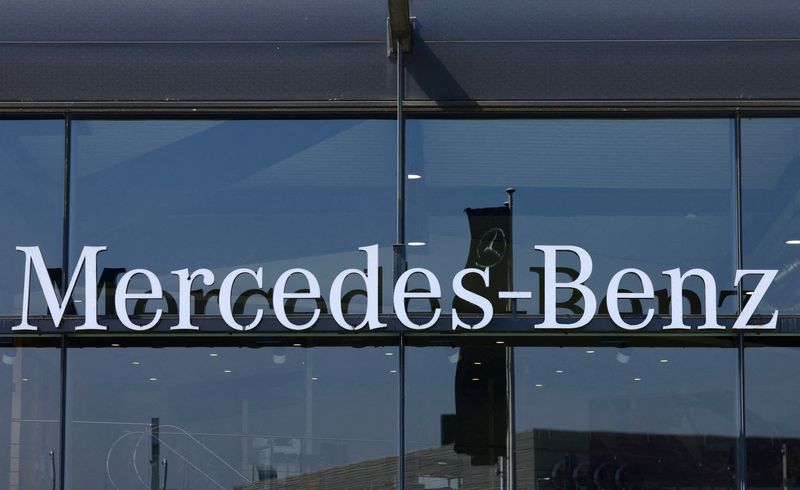 &copy; Reuters. FILE PHOTO: The logo of Mercedes-Benz is seen outside a Mercedes-Benz car dealer in Brussels, Belgium June 1, 2023. REUTERS/Yves Herman/File Photo