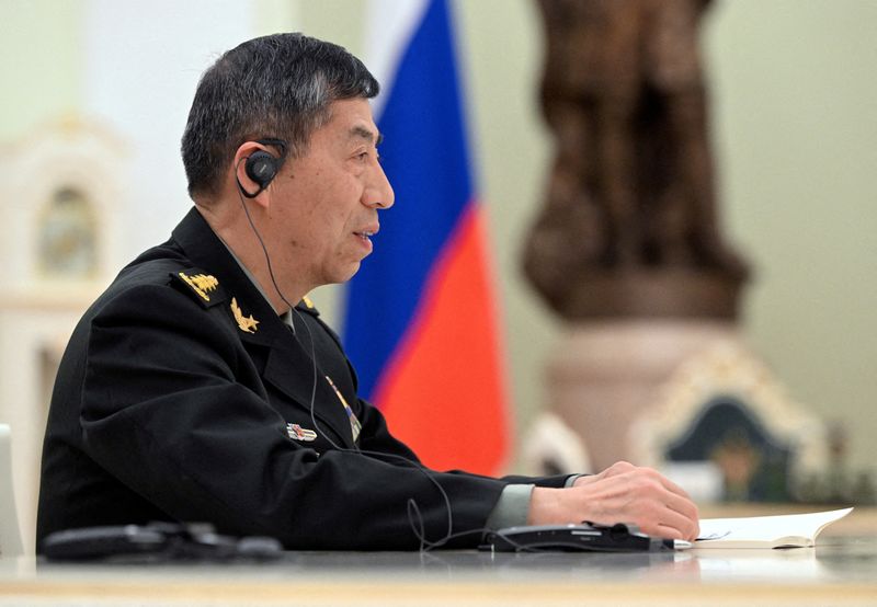 © Reuters. وزير الدفاع الصيني لي شانغ فو خلال اجتماع في موسكو يوم 16 أبريل نيسان 2023. صورة لرويترز من ممثل لوكالات الأنباء.