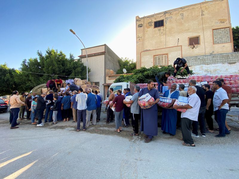 &copy; Reuters. Displaced people receive food aid from private schools and parents from east of Libya, in the aftermath of the floods in Derna, Libya September 15, 2023. REUTERS/Esam Omran Al-Fetori/File Photo