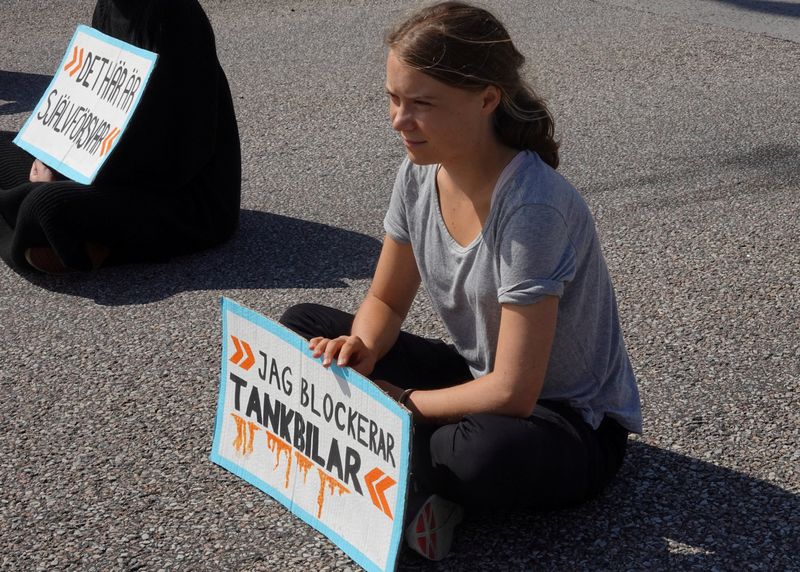 &copy; Reuters. FOTO DE ARCHIVO: La activista climática Greta Thunberg y otros activistas bloquean la entrada al Oljehamnen, en Malmo, Suecia, el 24 de julio de 2023.REUTERS/Tom Little