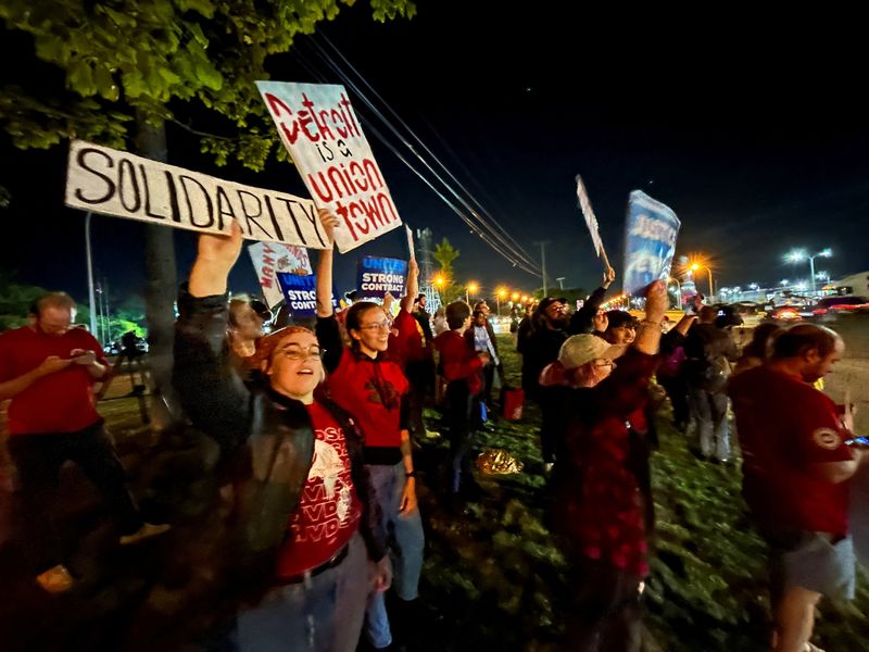 &copy; Reuters. FILE PHOTO: United Auto Workers cheer for their fellow union members as they walk out of their jobs at the Ford Michigan Assembly Plant in Wayne, Michigan, U.S., September 14, 2023. REUTERS/Eric Cox/File Photo/File Photo