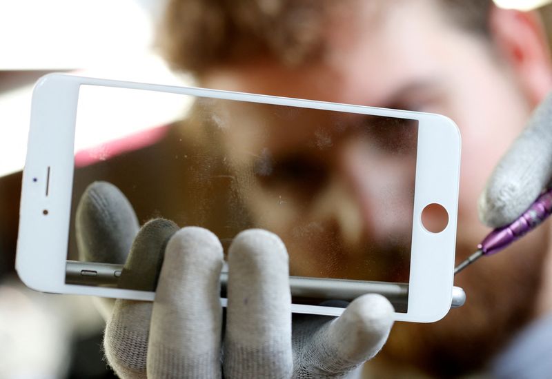 &copy; Reuters. Un Iphone di Apple viene ricondizionato in un laboratorio dell'azienda Oxflo a Lusignac, Francia, 20 giugno 2019. REUTERS/ Regis Duvignau/File Photo