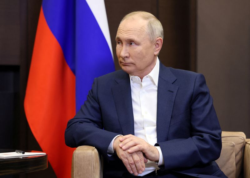&copy; Reuters. الرئيس الروسي فلاديمير بوتين خلال اجتماع في سوتشي بروسيا يوم الجمعة. صورة لرويترز من ممثل لوكالات الأنباء.
