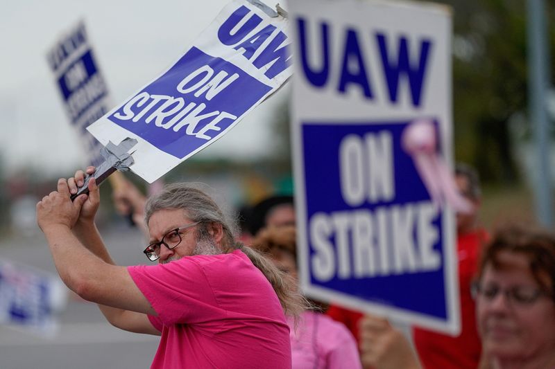 © Reuters. FILE PHOTO: General Motors assembly workers picket outside the General Motors Bowling Green plant during the United Auto Workers (UAW) national strike in Bowling Green, Kentucky, U.S., October 10, 2019.  REUTERS/Bryan Woolston/File Photo